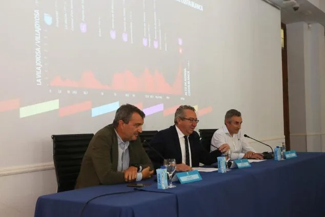 Imagen: Toni Pérez, Javier Guillén y Fernando Escartín en la rueda de prensa de presentación de la etapa de La Vuelta en Alicante.