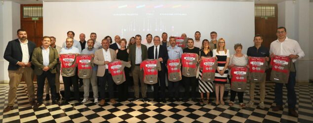 La Vuelta Ciclista a España desvela la etapa más dura de su historia en la provincia de Alicante 3 Imagen: Foto de grupo en la presentación de la etapa de La Vuelta ciclista en Alicante, con autoridades y alcaldes sosteniendo maillots.