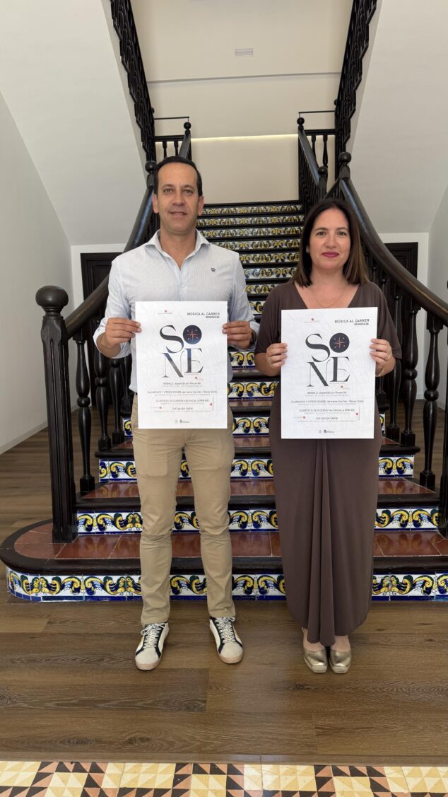 Imagen: Arturo Poquet y Pepa Bertomeu sosteniendo los carteles del Festival SONE de Benissa.