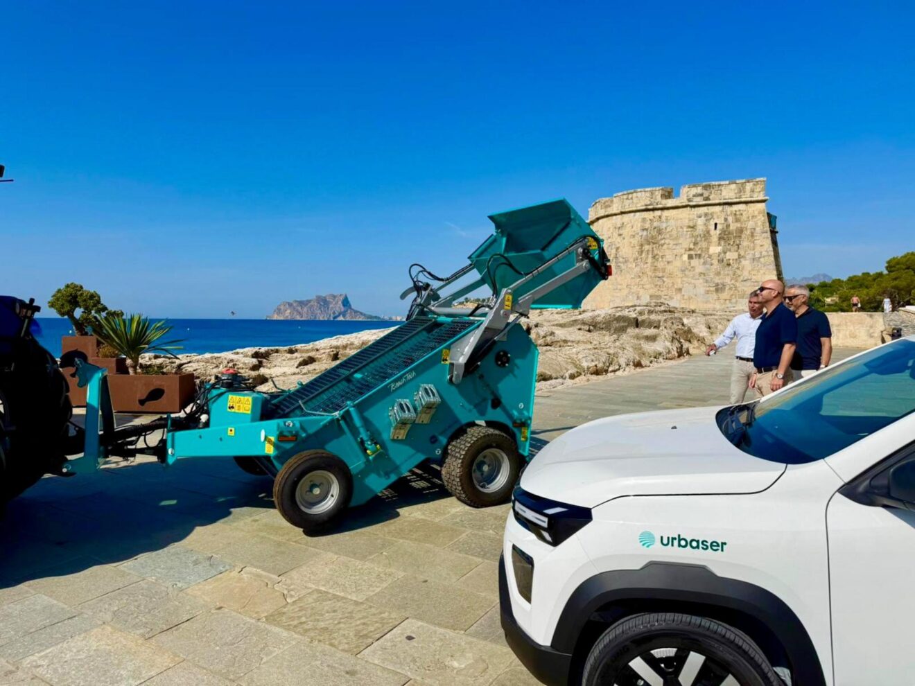 Presentación de la nueva cribadora de playas en Teulada Moraira