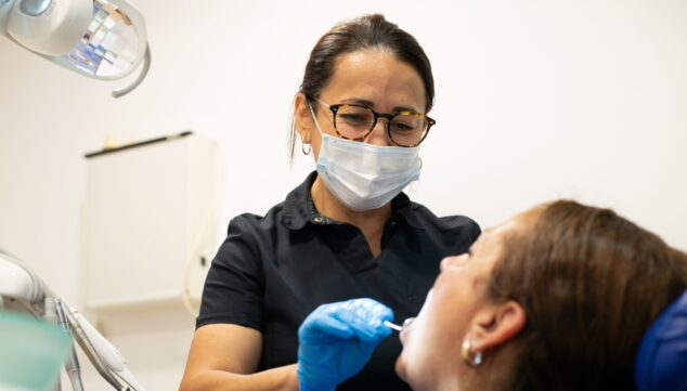 Imagen: Profesionales que alargan la salud bucodental y cuidan de ti