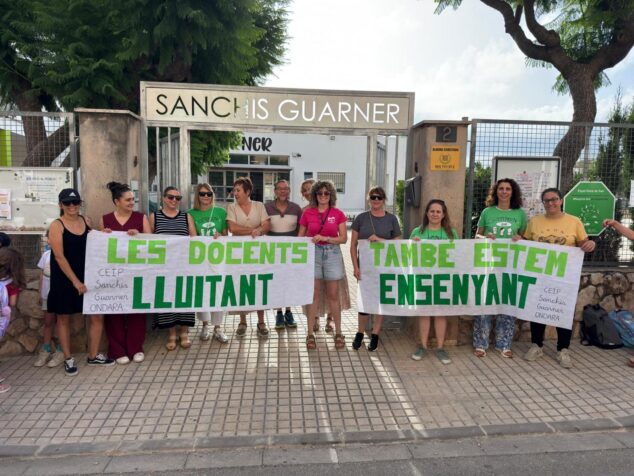 La comunidad educativa de la Marina Alta se moviliza en plena negociación con Conselleria por la inclusión 3 Imagen: Docentes del CEIP Sanchis Guarner de Ondara sostienen pancartas de protesta frente a la entrada del centro educativo.