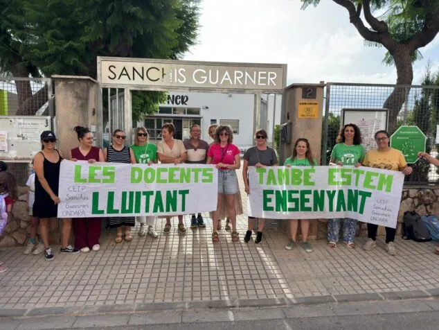 La comunidad educativa de la Marina Alta se moviliza en plena negociación con Conselleria por la inclusión 3 Imagen: Docentes del CEIP Sanchis Guarner de Ondara sostienen pancartas de protesta frente a la entrada del centro educativo.
