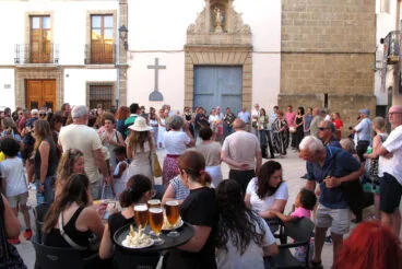 Público y visitantes a la inauguración de Art al Vent 2025