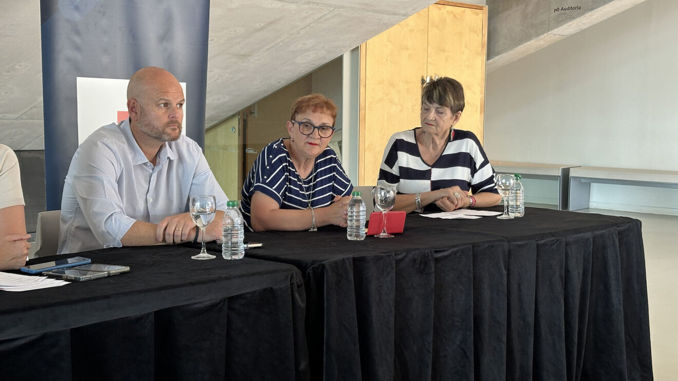 Raúl Llobell, Xaro Llobell y Ana Mari Andrés en la presentación de la nueva sede de la Asamblea Local de Cruz Roja de Teulada