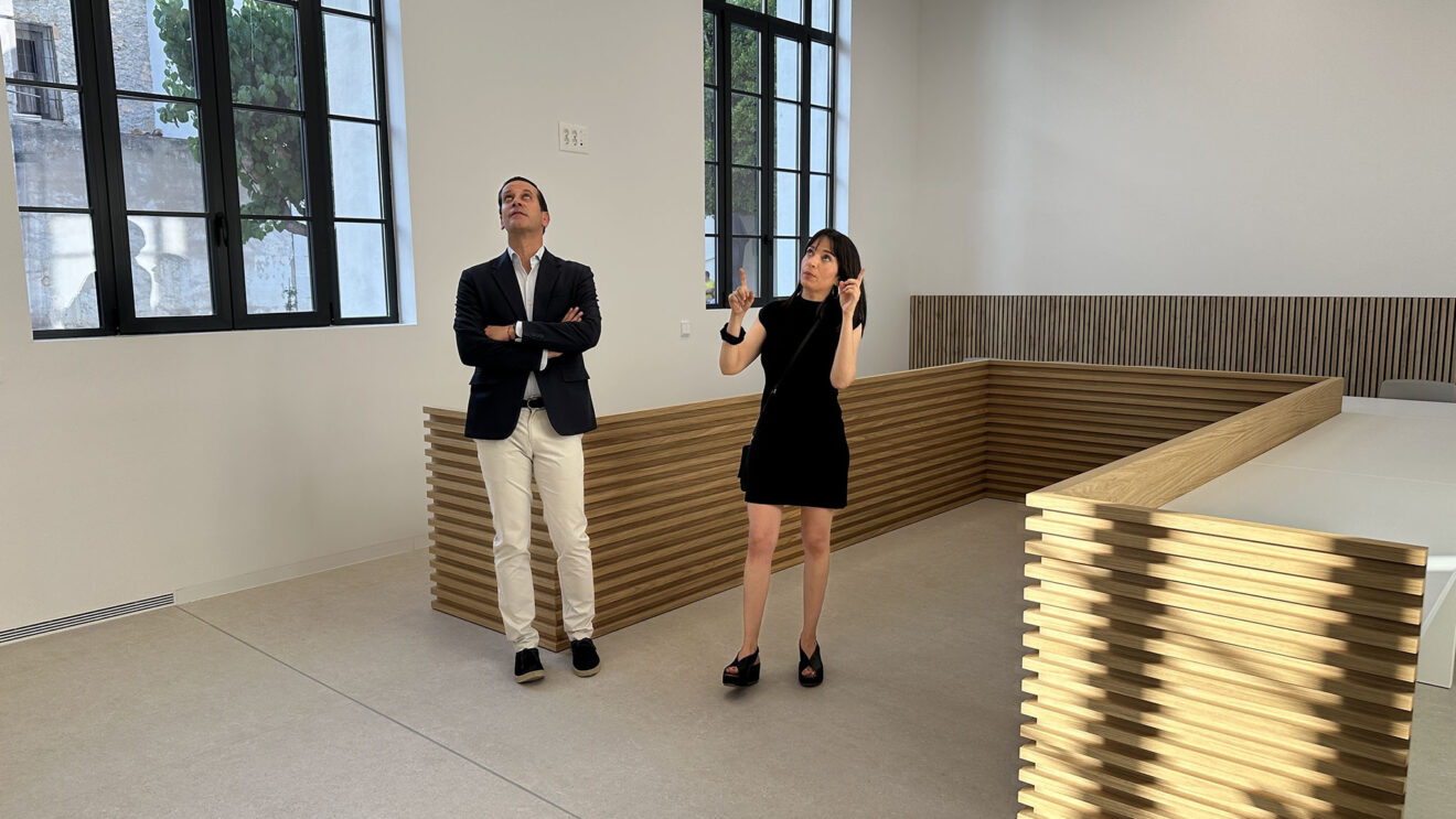Reme Giner, arquitecta, y Arturo Poquet, alcalde Benissa durante, la visita al nuevo ayuntamiento