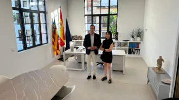 Reme Giner, arquitecta, y Arturo Poquet, alcalde Benissa, en el nuevo despacho de Alcaldía