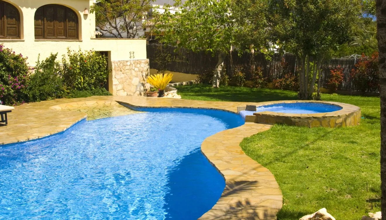 Resultado del tratamiento de floculante en una piscina de Xàbia