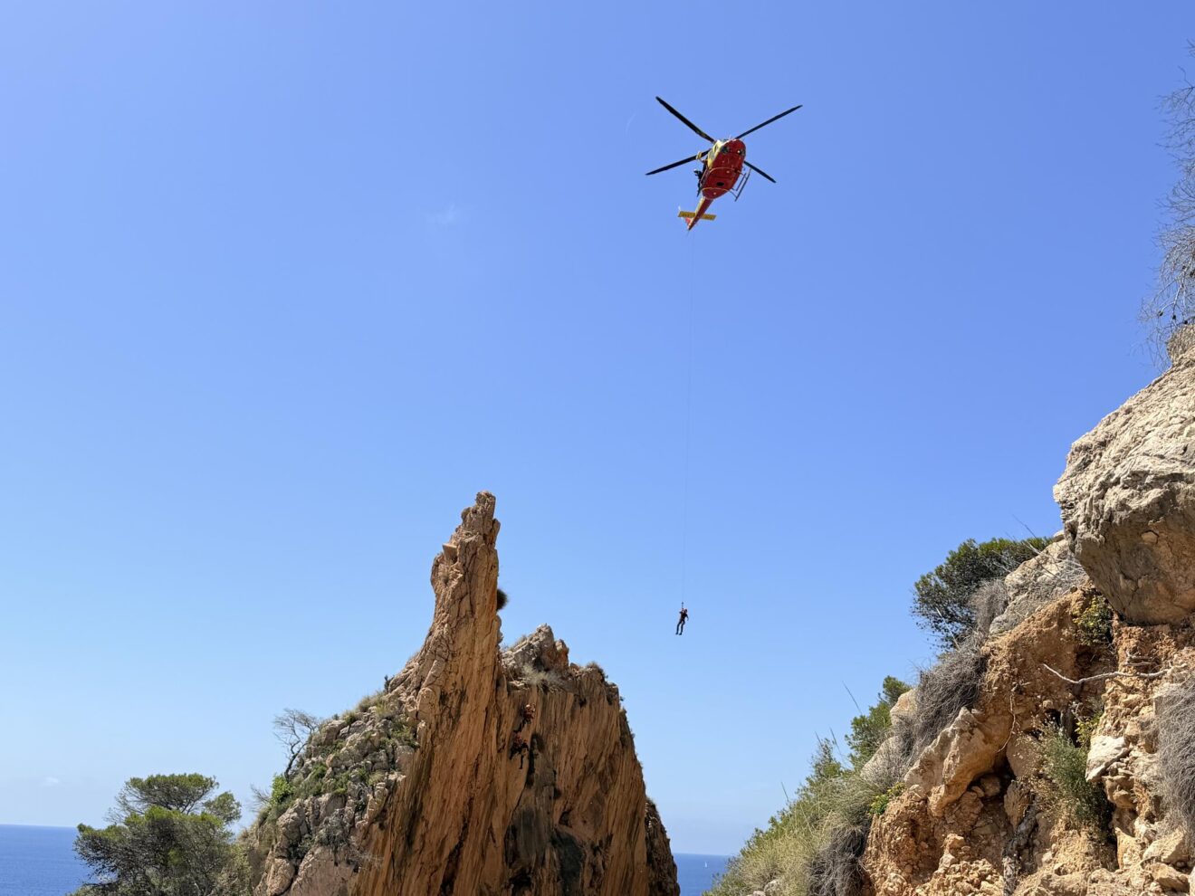 Simulacro de rescate aéreo en la falla del Moraig