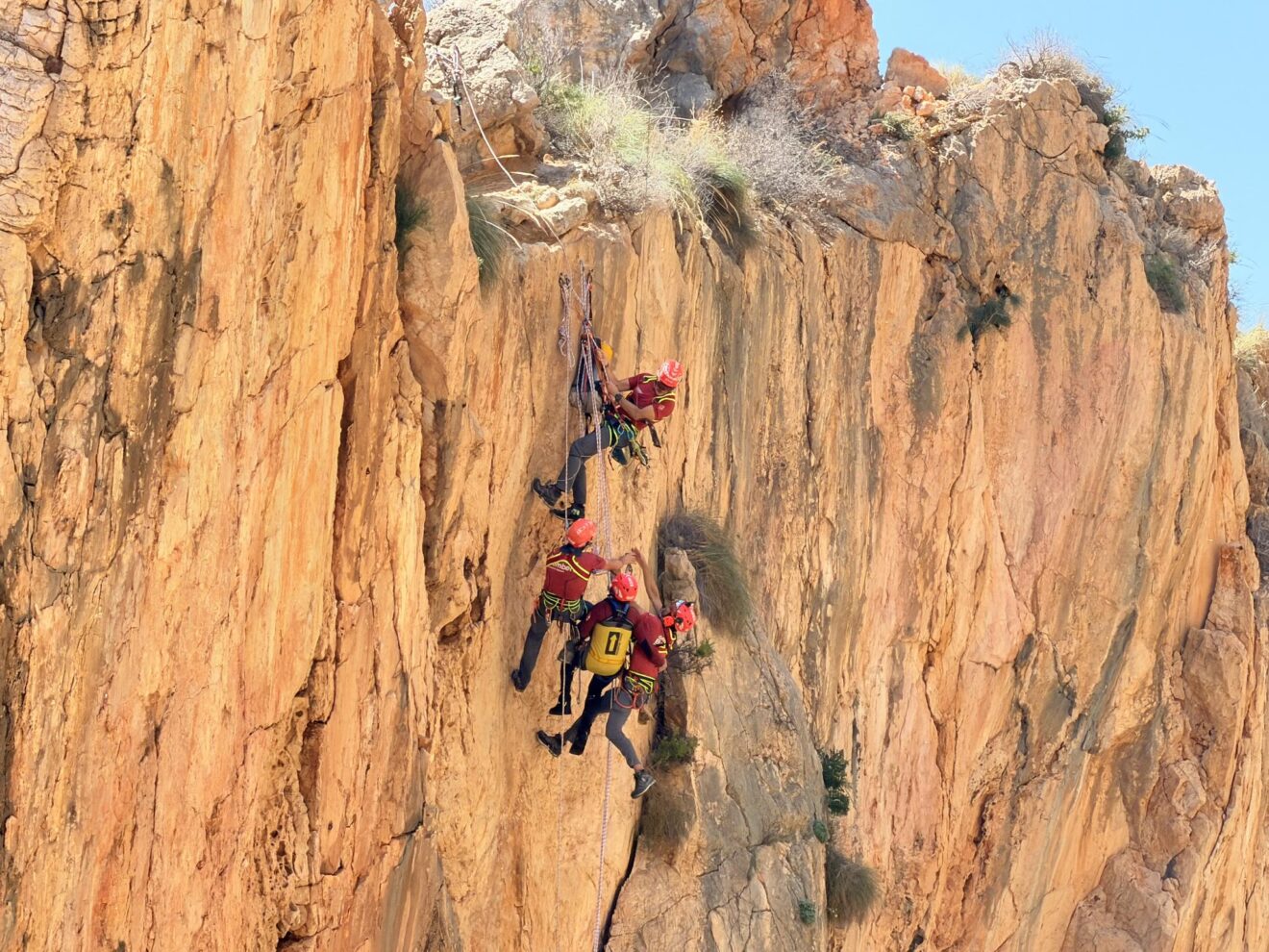 Simulacro de rescate vertical en la cala del Moraig