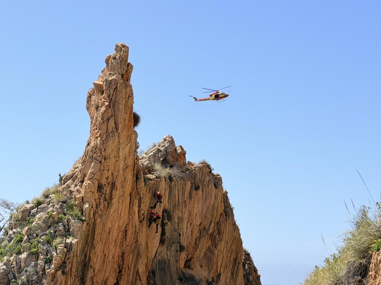 Simulacro de rescate vertical en la cala del Moraig