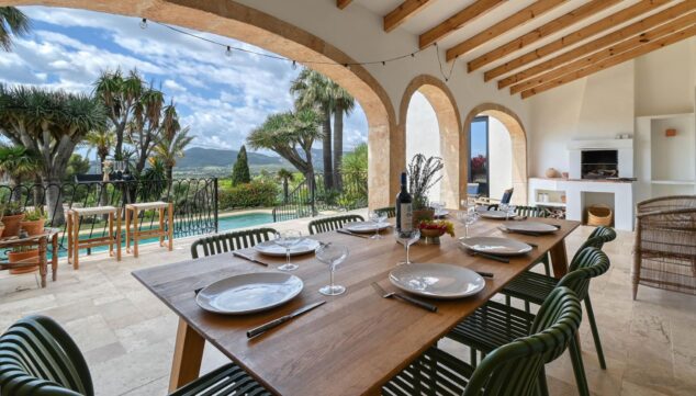 terraza cubierta con zona de barbacoa