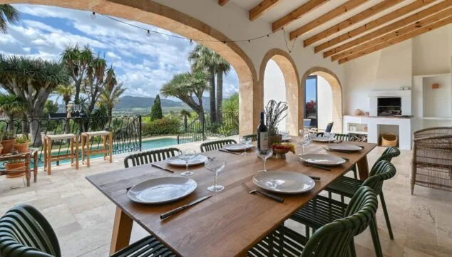 terraza cubierta con zona de barbacoa
