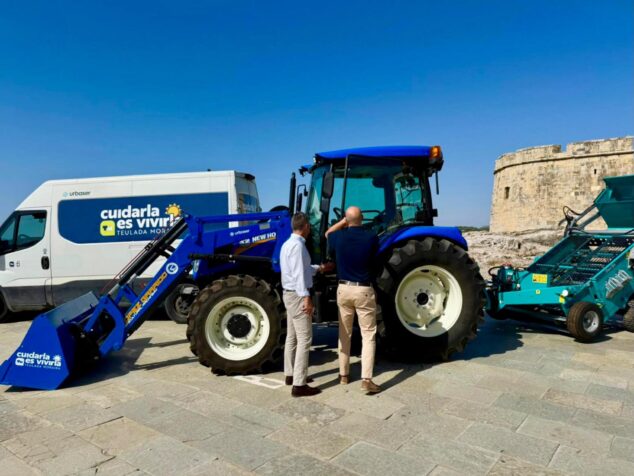 Imagen: Alcalde y concejal de Teulada inspeccionando el nuevo tractor azul del servicio de limpieza municipal frente al castillo.