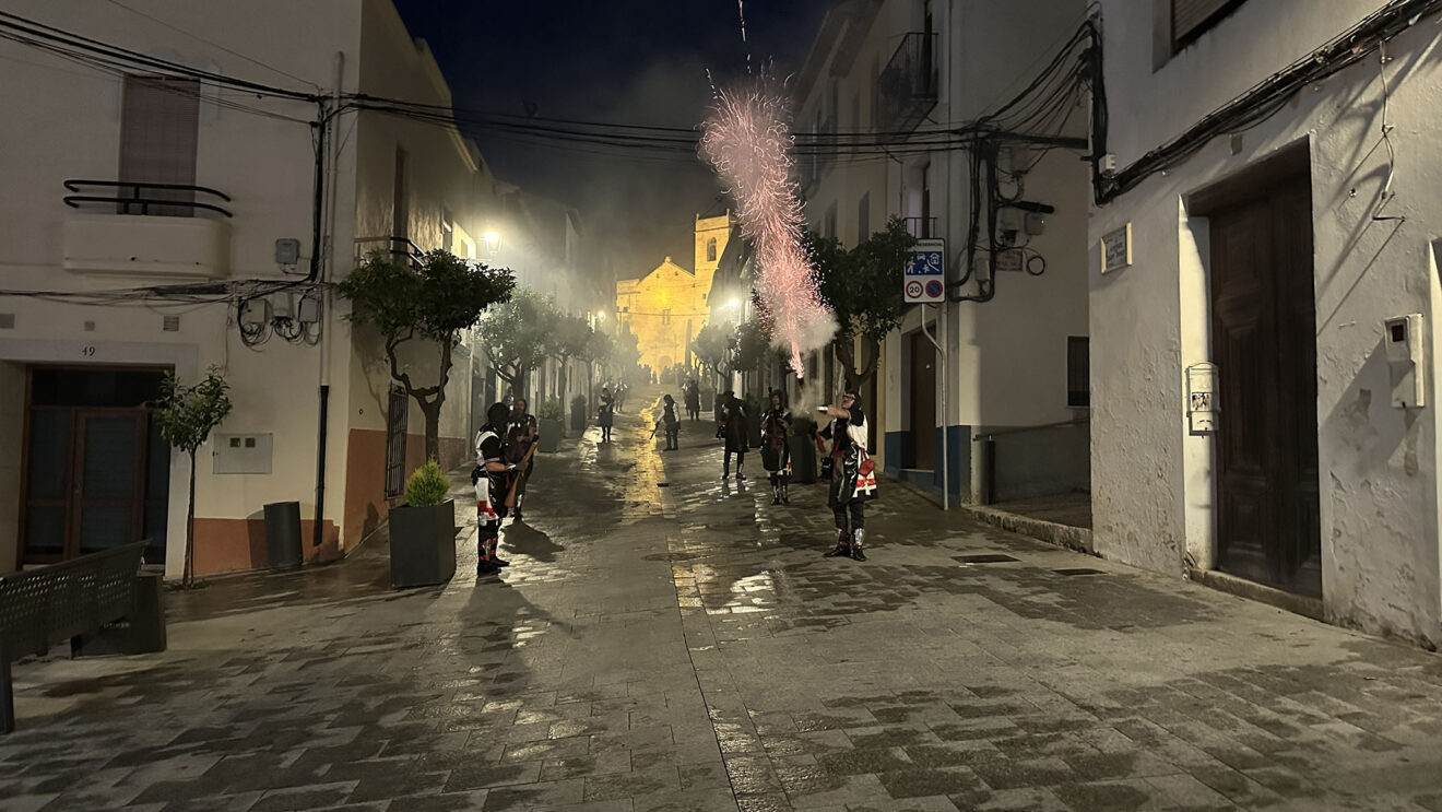 Trabucadores del asedio del bando moro desde la plaza del Conventode los Moros y Cristianos de Benissa 2026