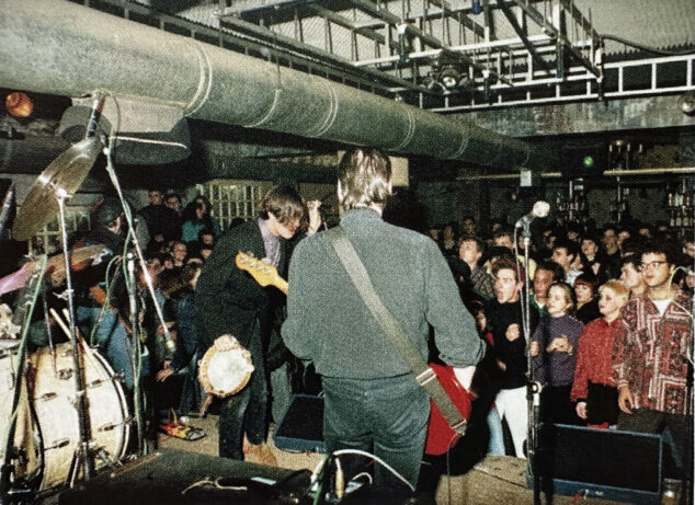 Imagen: Una banda y el público de la sala Graffiti de Pedreguer - Imagen del libro '150 anys de música i ball a la Marina Alta'