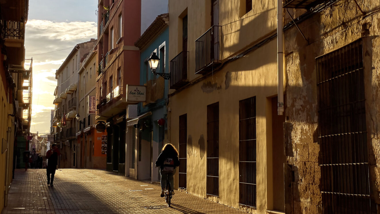 La Marina Alta, la comarca valenciana con más carencia material: 1 de cada 3 vecinos está en riesgo de exclusión 2 una calle de denia al amanecer archivo