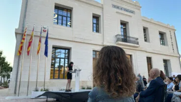 Una niña observa el acto y el nuevo Ayuntamiento de Benissa durante la inauguración en las antiguas Escuelas Graduadas
