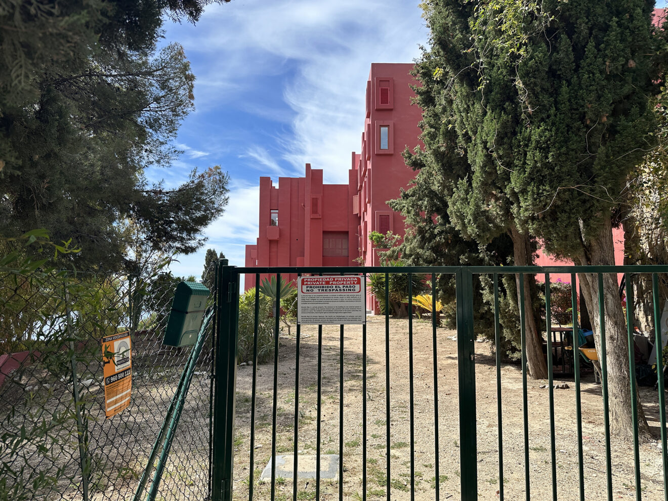 Vallado en el acceso a la Muralla Roja de Ricardo Bofill en Calp