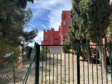 Vallado en el acceso a la Muralla Roja de Ricardo Bofill en Calp