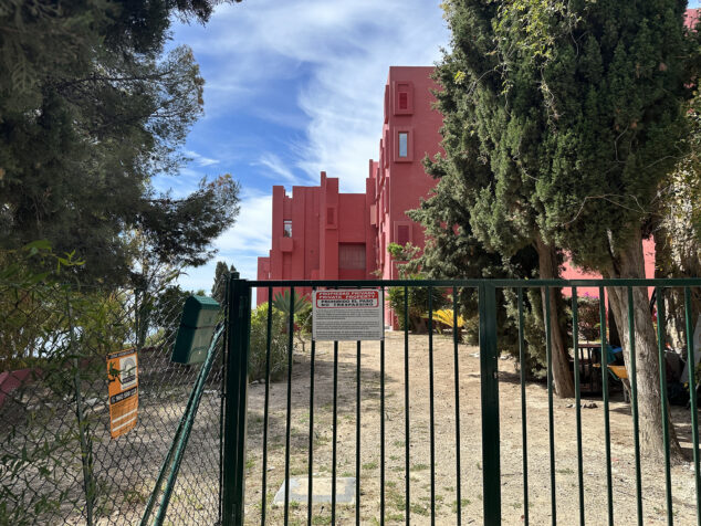 Imagen: Vallado en el acceso a la Muralla Roja de Ricardo Bofill en Calp