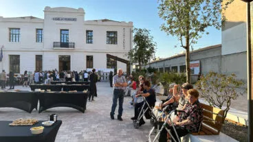 Vecinos de Benissa en la nueva plaza María Crespo Font