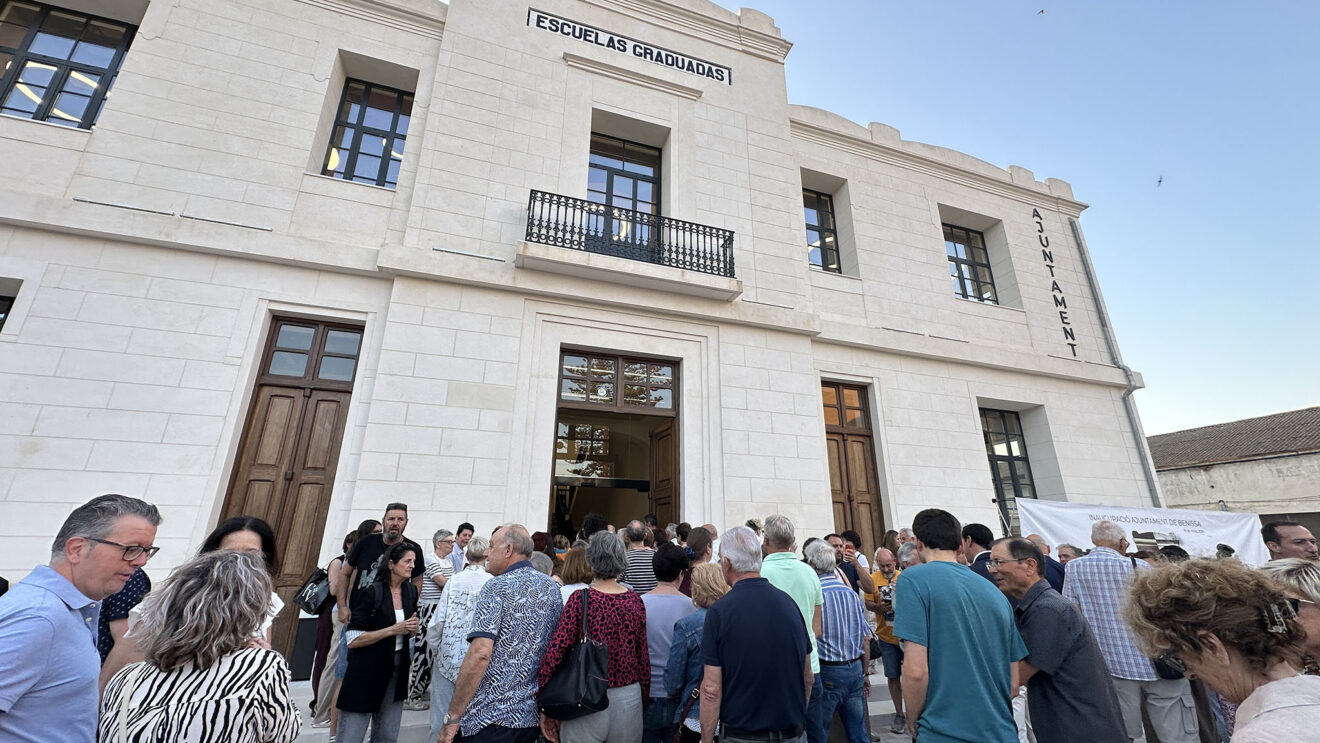 Vecinos y vecinas de Benissa acceden al nuevo edificio del ayuntamiento