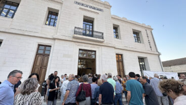 El histórico edificio de las Escuelas Graduadas abre una nueva etapa como Ayuntamiento de Benissa 2 vecinos y vecinas de benissa acceden al nuevo edificio del ayuntamiento
