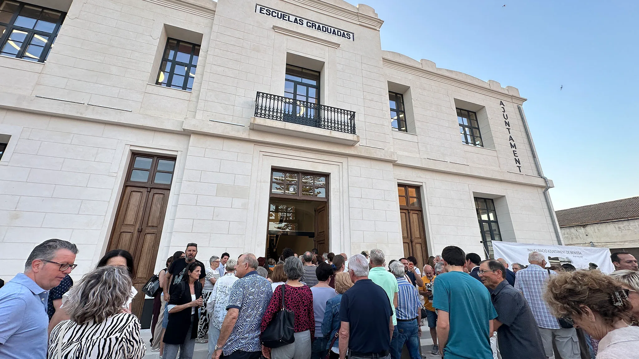 vecinos y vecinas de benissa acceden al nuevo edificio del ayuntamiento