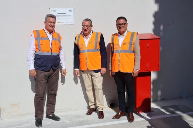 Imagen: Autoridades en la inauguración del Centro de Tratamiento de Voluminosos del Consorci Mare.