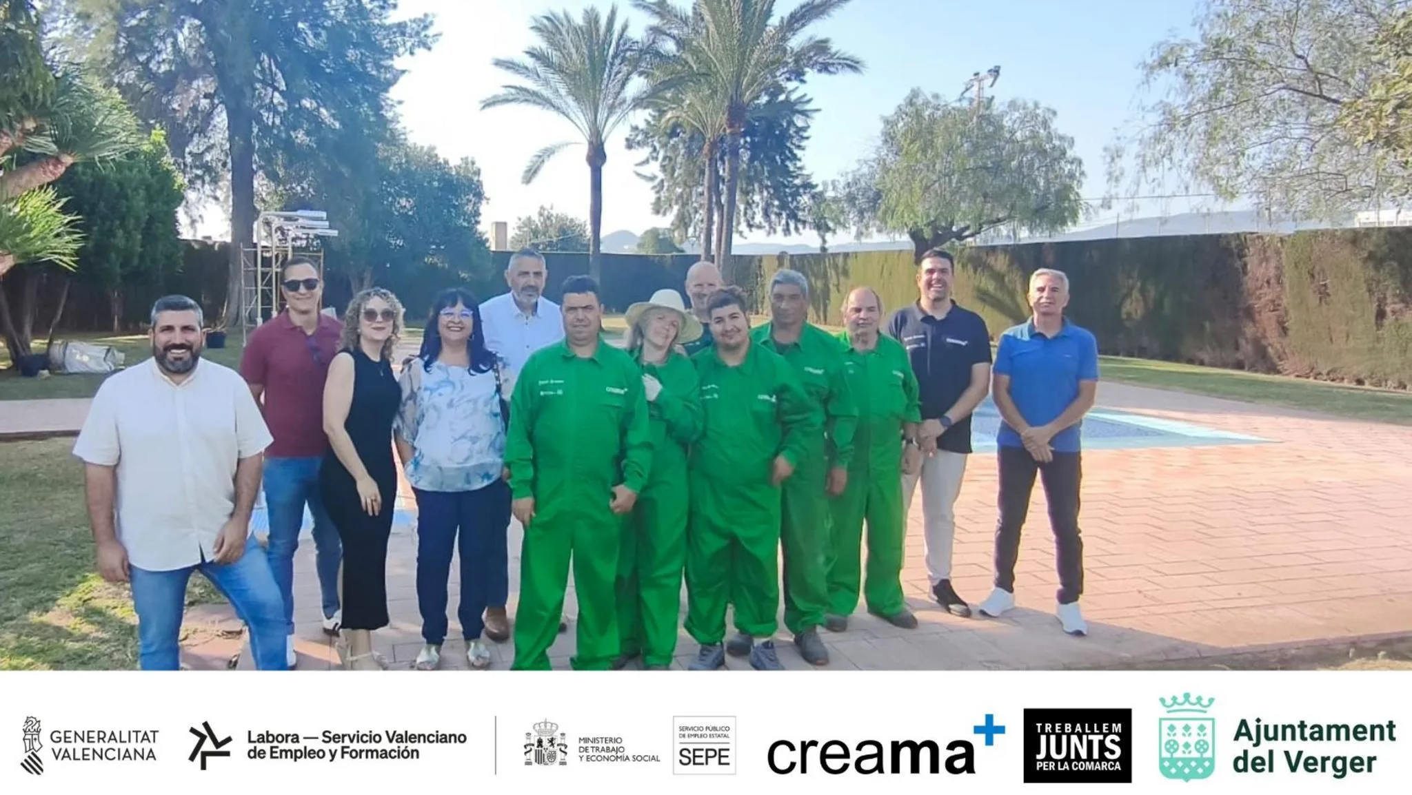Grupo de autoridades locales y alumnos trabajadores del taller de empleo de jardinería posando en la piscina municipal de El Verger.