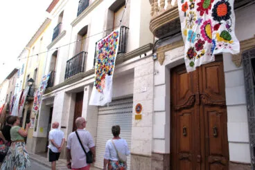 Visitante a la exposición de Art al Vent 2025 de Gata de Gorgos