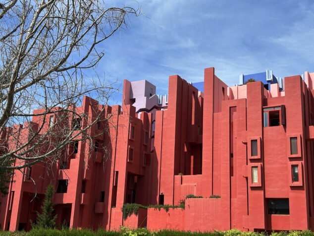 Imagen: Vista a la Muralla Roja de Calp desde el exterior