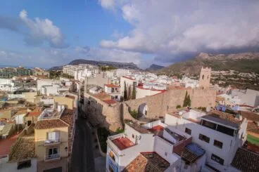 Vista aérea panorámica del casco antiguo y el municipio de Calp.
