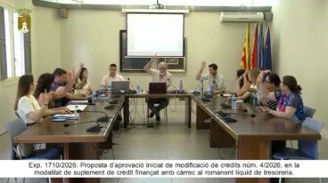 Varios concejales levantan la mano para votar durante una sesión plenaria en el Ayuntamiento de Pedreguer.