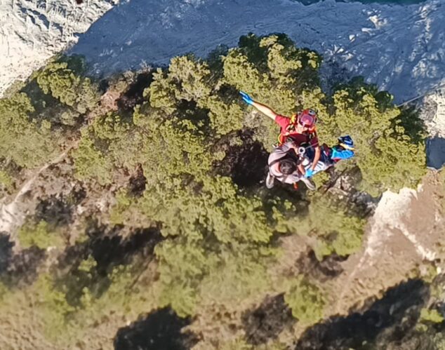 Rescatan a un anciano con Alzheimer y Parkinson desaparecido en Benialí 1 Imagen: Bomberos en un rescate