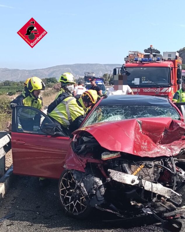 Trágico accidente con un fallecido y dos heridos en un choque frontal en la N-332 entre El Verger y Ondara 2 Imagen: Bomberos intervienen en un coche rojo destrozado tras un grave accidente de tráfico en la carretera N-332.