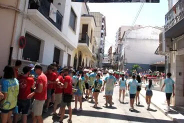 Auxili, Juantxo Skalari y Kinperkal lideran la Nit de Rock de las Festes de Juliol de Pedreguer 2026 5 Calle concurrida con gente festejando durante el día en Pedreguer.