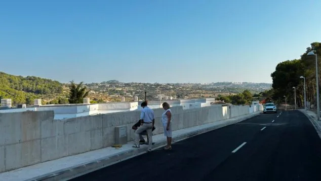 Imagen: La alcaldesa Ana Sala y el concejal Álex Coca inspeccionan el vial reconstruido de acceso a Balcón de Bernia junto al nuevo muro de contención.
