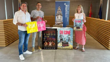 Los comerciantes de Pego, protagonistas «de cine» este verano, recuperan el «Rasca i Guanya» con más de 1.200 premios 6 andreu dominguis raul tamarit y alicia carbonell presentan las campanas del comercio local de pego del verano 2026