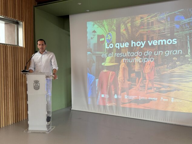 Imagen: El alcalde Arturo Poquet presenta el Plan de Sostenibilidad Turística de Benissa desde un atril.