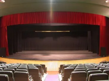 Vista del interior del auditorio de la Casa de Cultura Jaume Pastor i Fluixà de Calp, con el escenario vacío y el patio de butacas.
