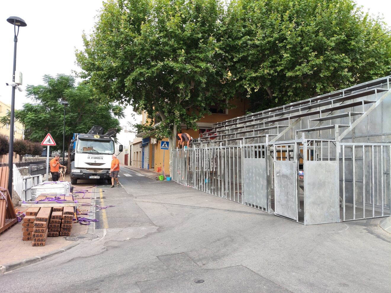 Montaje de las gradas y barreras del recorrido taurino para las Fiestas de Sant Jaume