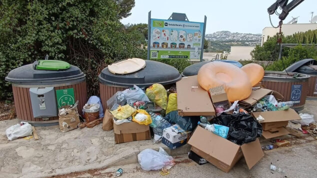 Imagen: Basura y contenedores saturados en Teulada Moraira