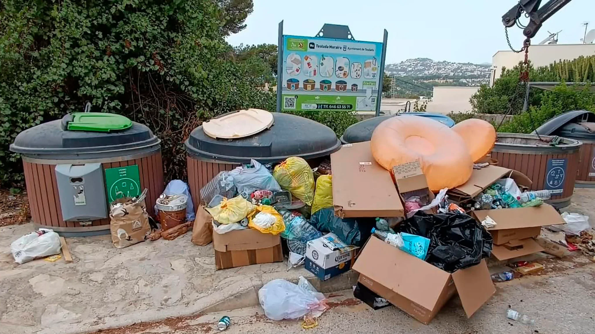 basura y contenedores saturados en teulada moraira