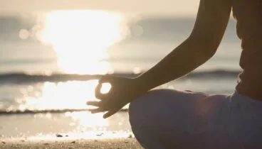 beneficios de unir el hatha vinyasa yoga y el mar