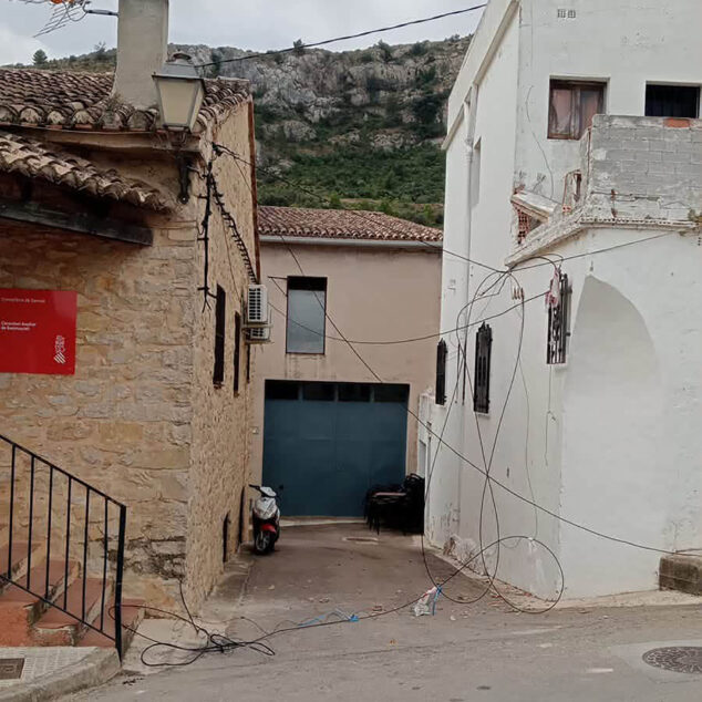 Un cable descolgado en Benimaurell provoca daños en la línea telefónica tras engancharse un camión 2 Imagen: Cableado en mal estado en Benimaurell