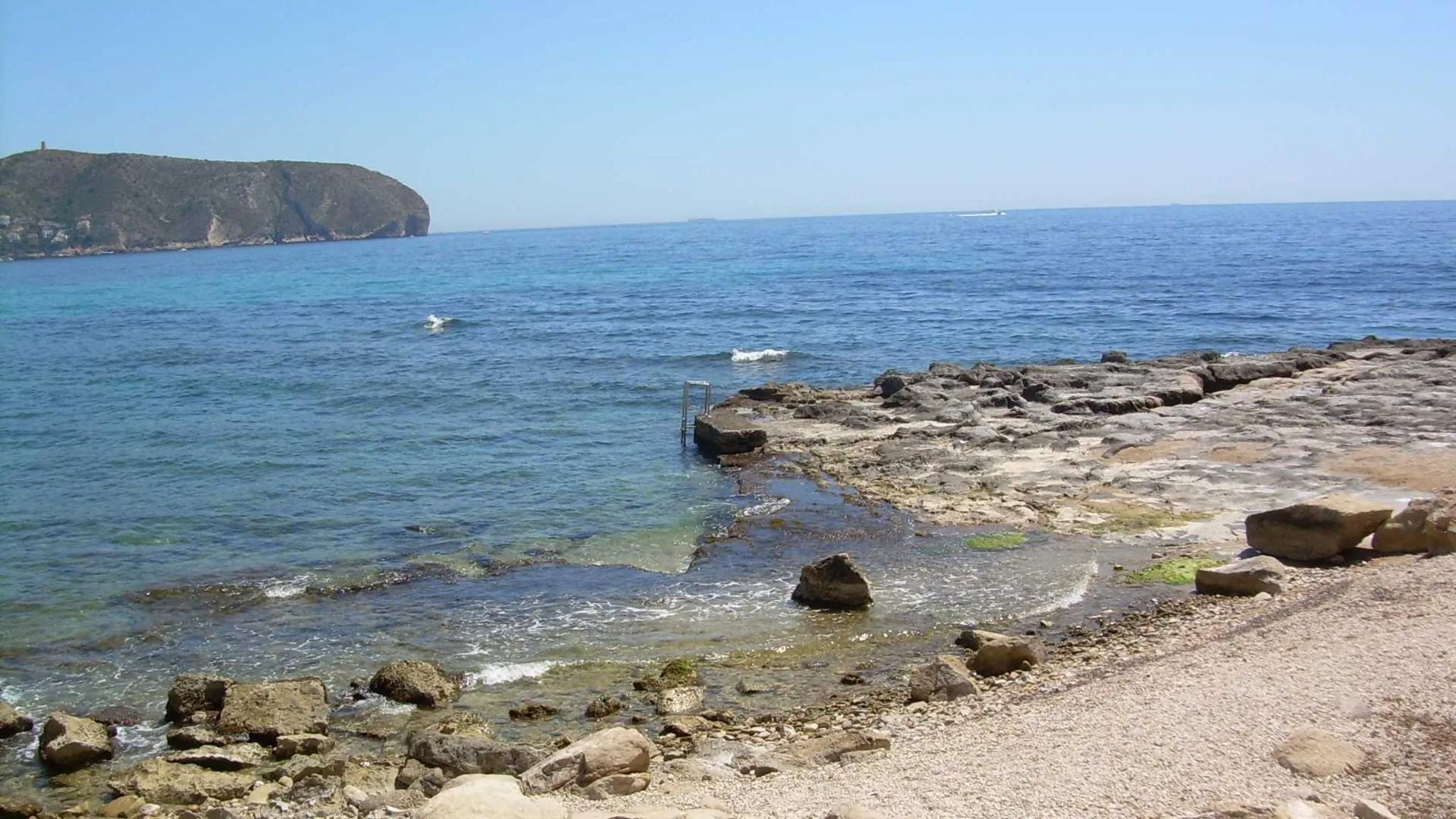 Fotografía de la costa rocosa y el mar en la Cala de l'Andragó, Moraira.