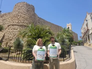 Más de un centenar de establecimientos de Calp participan en la campaña de reciclaje de vidrio de Ecovidrio 7 Representantes en Calp sosteniendo mini contenedores de la campaña Banderas Verdes de Ecovidrio.