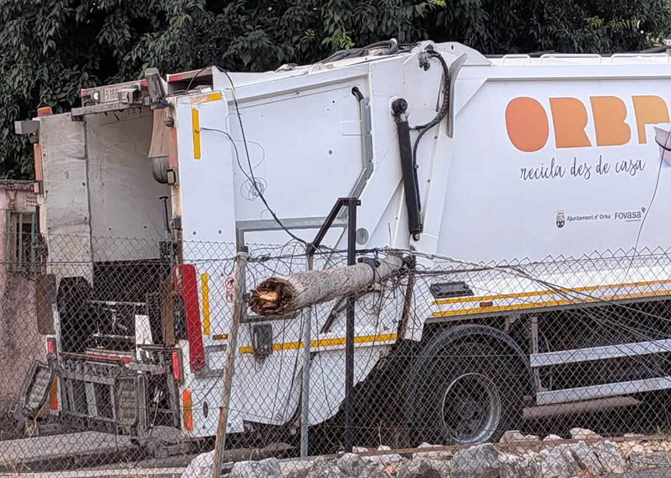 Camión enganchado en un cable descolgado en Benimaurell